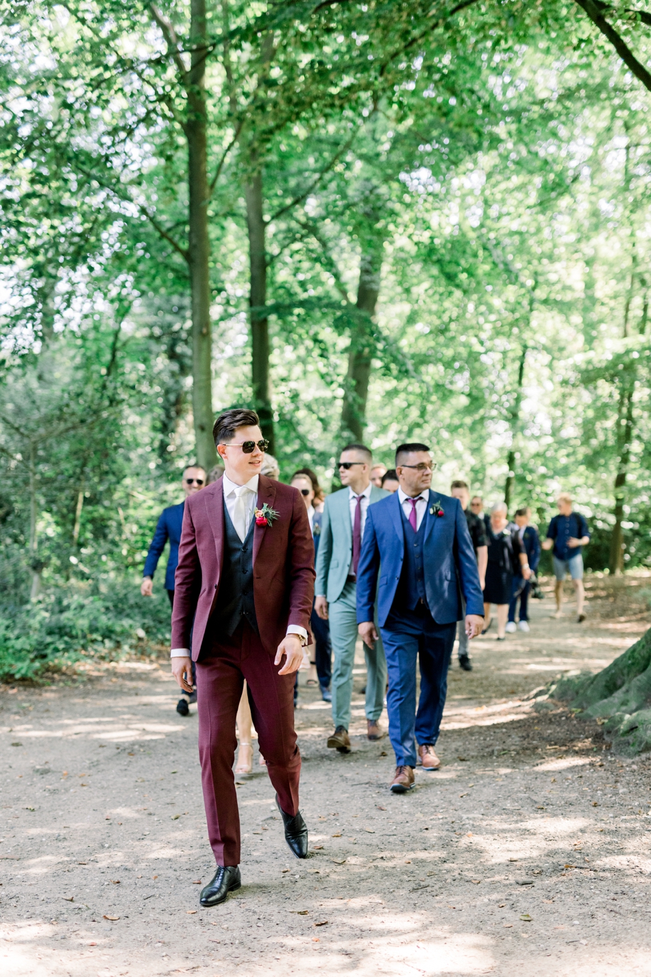 Bruidegom onderweg naar trouwceremonie bij Stadsvilla Sonsbeek in Arnhem